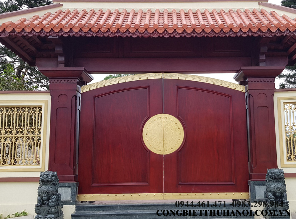 cổng gỗ nhà thờ